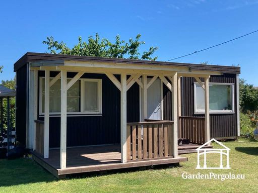 Házhoz csatlakoztatott természetes fa veranda fedett tetővel