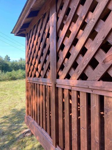 Hogyan újítsuk meg a fa kerti pavilont az első év után a kertben